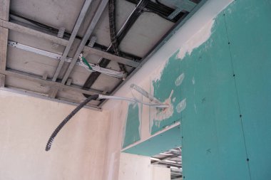 Çerçevenin altına monte edilmiş tavan. Yüksek kalite fotoğraf