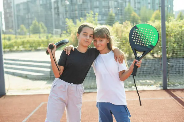 Κοριτσάκι Παίζει Τένις Κουπί Υψηλής Ποιότητας Φωτογραφία — Φωτογραφία Αρχείου