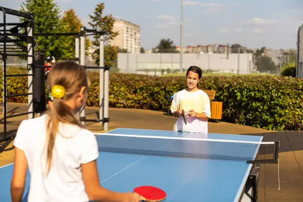 Fată Joacă Tenis Masă Aer Liber Fotografie Înaltă Calitate — Fotografie, imagine de stoc