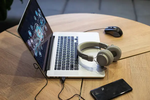 Online Conversatie Met Laptop Koptelefoon Aan Het Bureau Hoge Kwaliteit — Stockfoto