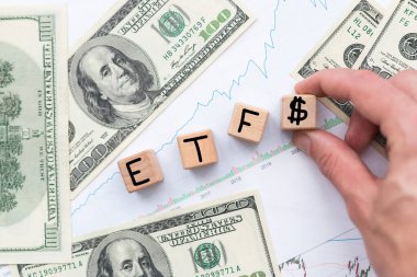ETF Yatırım endeksi, tahtadan bloklar ve kalemle hisse senetlerinin evrimini öneren bir konsept sunuyor. Yüksek kalite fotoğraf