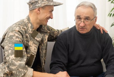 Askeri üniformalı asker ailesine ve Ukrayna bayrağına kavuştu..