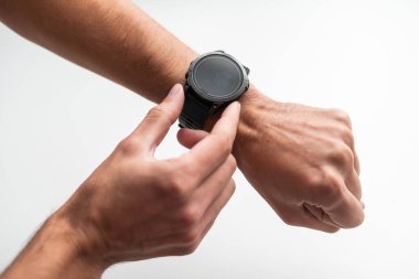 İzole edilmiş erkek eli, akıllı saati, boş ekranı, beyaz arka planı var. Smartwatch - boş ekranlı modern dijital cihaz, kopyalama alanı. Yüksek kalite fotoğraf