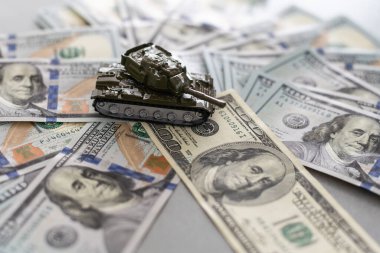 Doların arka planına karşı tank. Savaş kavramı. Yüksek kalite fotoğraf