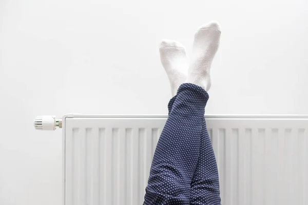 Isıtıcıda Ayaklarıyla Isınan Bir Kadın Kışlık Çoraplar Isıtıcıda Kuruyor — Stok fotoğraf