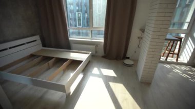 Mobilya derleyicisi yatak çerçevesini monte eder, kendin yap ve yeni mobilyalar monte et..