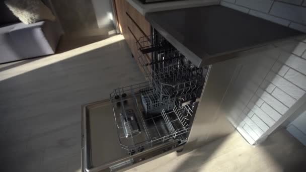 Mutfakta Temiz Boş Bulaşık Makinesini Kapat — Stok video