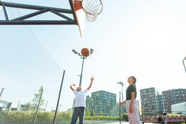 Basketbol sahasında basketbol oynayan kızlar. Yüksek kalite fotoğraf