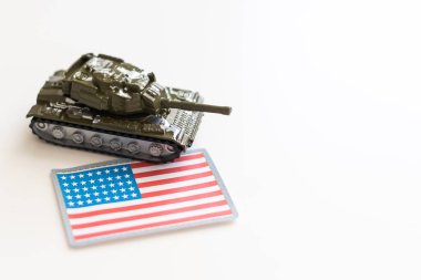 Savaş, askeri tehdit, askeri güç kavramı. ABD. Tanklar, arka planda gri arka plan fotokopi alanında Amerikan bayrağının yanında oyuncak gibi oynuyor. Yüksek kalite fotoğraf