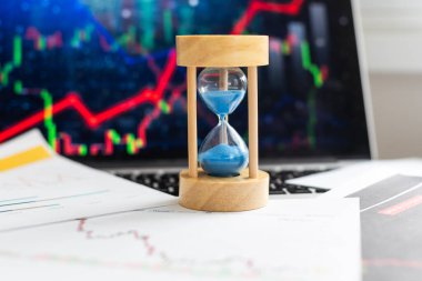 İş adamı dev bir kum saatine bakıyor. Dijital çizim. Yüksek kalite fotoğraf