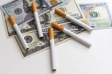 Sigara ve para maliyeti. Yüz dolarlık banknotlar arka plan üzerinde sigara. 3D çizim