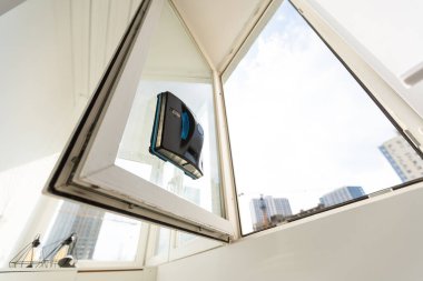 Ev yapımı elektrikli süpürge robotu cam pencereyi yıkıyor. Yüksek kalite fotoğraf