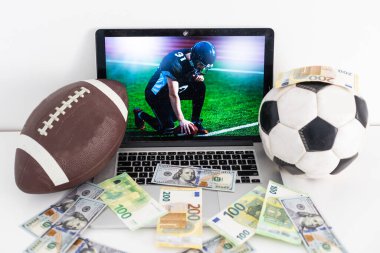 İş üstündeyken. Stadyumdaki genç Amerikan futbolcu sahne ışıkları altında hareket ediyor. Aksiyon, aktivite, spor hayatı konsepti. İlan ve tasarım broşürü. Reklam için kopyalama alanı. Yüksek kalite fotoğraf