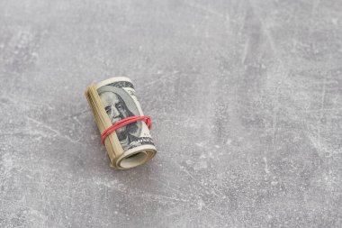 Para rulo pound beyaz arka planda izole, nakit para banknotları lastik bantlar ile sarılmış