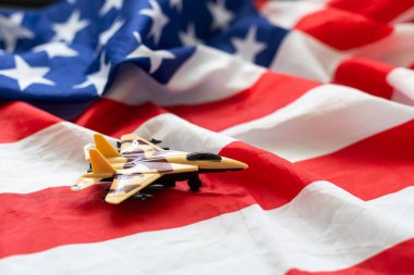 Amerikan uçaklarında pilotların eğitimi. Amerika bayrağının arka planına karşı bir uçak. 3 boyutlu görüntüleme. Yüksek kalite fotoğraf