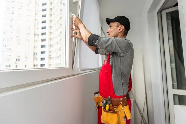 Man Installing New Windows House High Quality Photo — Stock Photo, Image