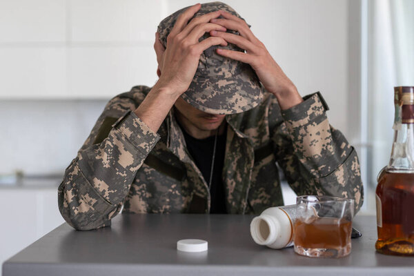 Портрет грустного, отчаявшегося военного средних лет. Солдат-инвалид, страдающий депрессивной психологической травмой. Концепция ПТСР. Высокое качество фото