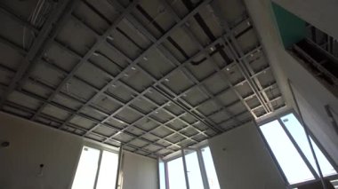 Alçıpan Kurucular. Alçıtaşı tutan adamlar kesilmiş. Yüksek kalite fotoğraf