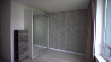 Mutfak alanı ve ahşap zemin ile modern küçük Oda.