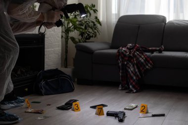 Dedektif Suç Mahalli 'nde Kanıt Topluyor. Adli Tıp Uzmanları Ölü Bir Kişinin Evinde Uzman Yapıyor. Profesyonel Polis Memuru 'nun cinayet soruşturması. Yüksek kalite fotoğraf