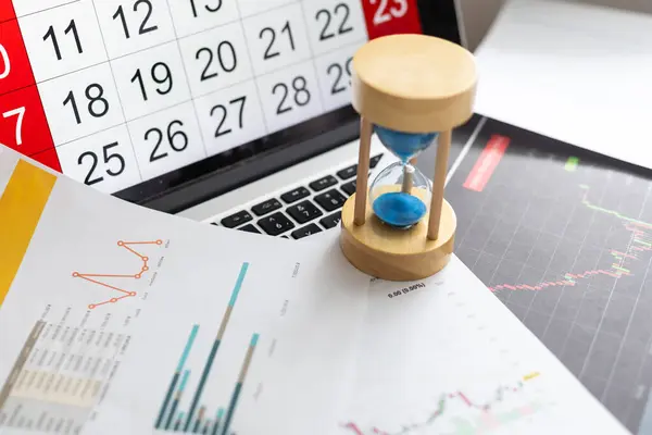 Stundenglas Auf Kalender Mit Daumenschrauben Konzept Für Zeitverlust Bei Wichtigen — Stockfoto