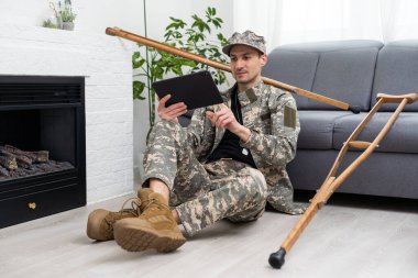 Koltuk değnekli, engelli bir asker..