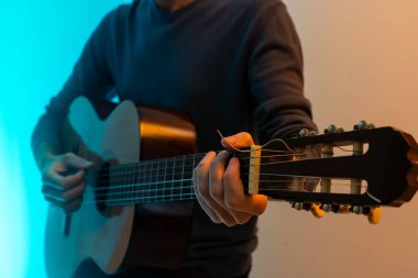 Gitar çalan yakışıklı müzisyen..