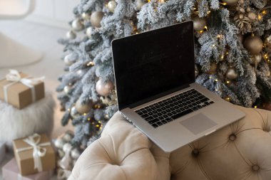 Bulanık yılbaşı ışıklarına karşı bilgisayarlı masa.