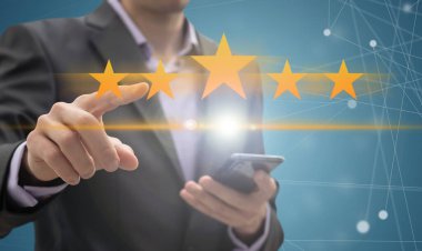 Dokunmatik ekranda parmaklarıyla kaliteli bir konsepte dokunan bir adam. Yüksek kalite fotoğraf