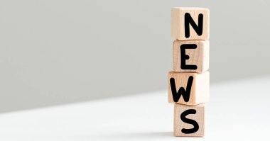 Metin 3D Illustration News Concept ile bir yığın beyaz küp. Yüksek kalite fotoğraf