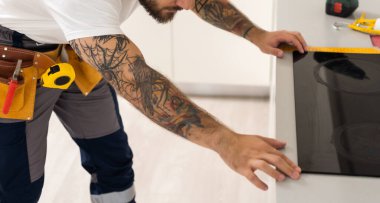 Adam mutfağa çadır kuruyor. Fırının üstüne bir indüksiyon hob yerleştirin. Teknik normlar ve standartlara uygun şekilde çalışmak. Onarım hizmeti hızlı ve kaliteli.