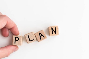 Plan işareti. Erkek eli. Güzel mavi arka plan, kopyalama alanı. İş ve artı plan konsepti. Yüksek kalite fotoğraf