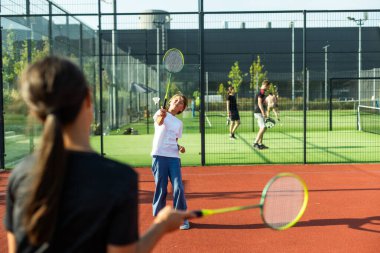 Futbol sahasında badminton raketleri olan iki kız. Yüksek kalite fotoğraf