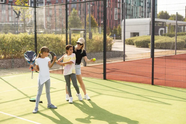 Antrenor Vesel Învățând Copilul Joace Tenis Timp Ambii Stăteau Terenul — Fotografie, imagine de stoc