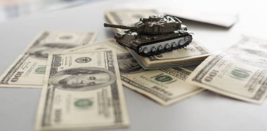 Doların arka planına karşı tank. Savaş kavramı. Yüksek kalite fotoğraf
