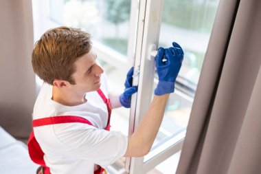 İçeriye plastik pencere kuran işçiler, yakın çekim görüntüsü.