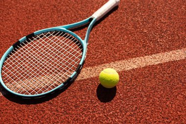 Kırmızı kil kortunda tenis topuyla raket. Yüksek kalite fotoğraf