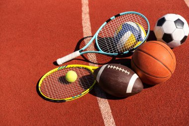 Spor aletleri, futbol topları ve tenis raketleri..