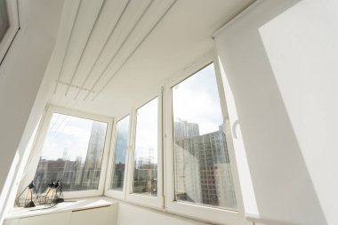 Lüks bir dairede cep kapısı ve panoramik pencereleri olan çağdaş bir balkon. - Evet. Yüksek kalite fotoğraf
