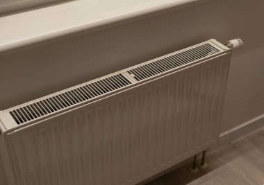 Termostatik radyatör vanası. Radyatör ısısını düzenleyen bir vana. Odanın sıcaklığını kontrol etmek. Termostat. Beyaz radyatör valfi en yüksek sıcaklığa ayarlandı. Yüksek kalite fotoğraf