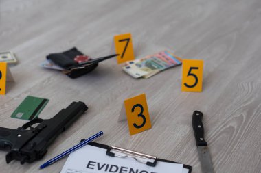 İkamet yerinin zemininde kanıt işaretleri ve eşyalar var. Yüksek kalite fotoğraf