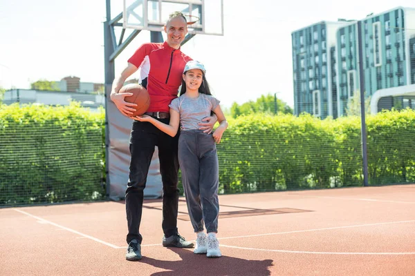 Happy Father Teenage Daughter Playing Basketball Court — Fotografia de Stock