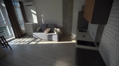 Modern oturma odası ve mutfak küçük daire.