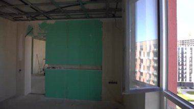 Adam alçı tavanlar için metal çerçeve monte ediyor. Yüksek kalite fotoğraf