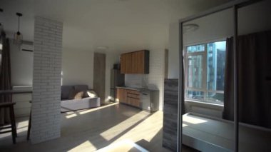 Mutfak alanı ve ahşap zemin ile modern küçük Oda.