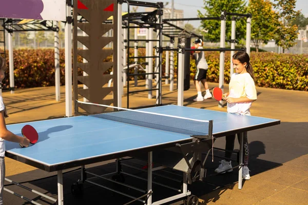 Κορίτσι Παίζει Στο Πινγκ Πονγκ Εξωτερική Υψηλής Ποιότητας Φωτογραφία — Φωτογραφία Αρχείου