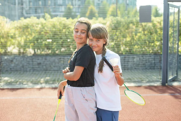 Δύο Κορίτσια Ρακέτες Μπάντμιντον Στο Γήπεδο Ποδοσφαίρου Υψηλής Ποιότητας Φωτογραφία — Φωτογραφία Αρχείου