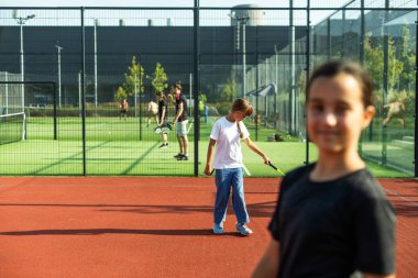 Futbol sahasında badminton raketleri olan iki kız. Yüksek kalite fotoğraf