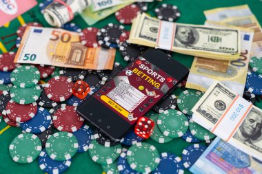 Bahisler, kartlar, çipler, küpler ve para dolu cep telefonları. Akıllı telefon kumarhanesi için konsept başvurusu, elektronik kumarhane. Yüksek kalite fotoğraf