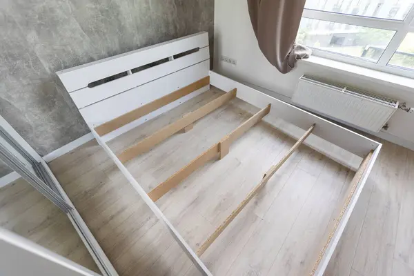 Möbelmontören Monterar Sängstommen Gör Det Själv Och Monterar Nya Möbler — Stockfoto